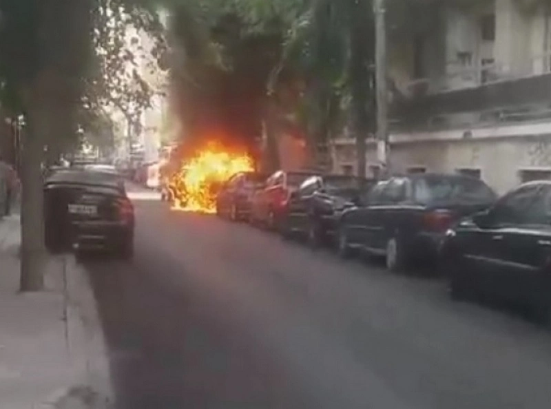 Συναγερμός για Ι.Χ. που έγινε παρανάλωμα στο κέντρο της Λάρισας