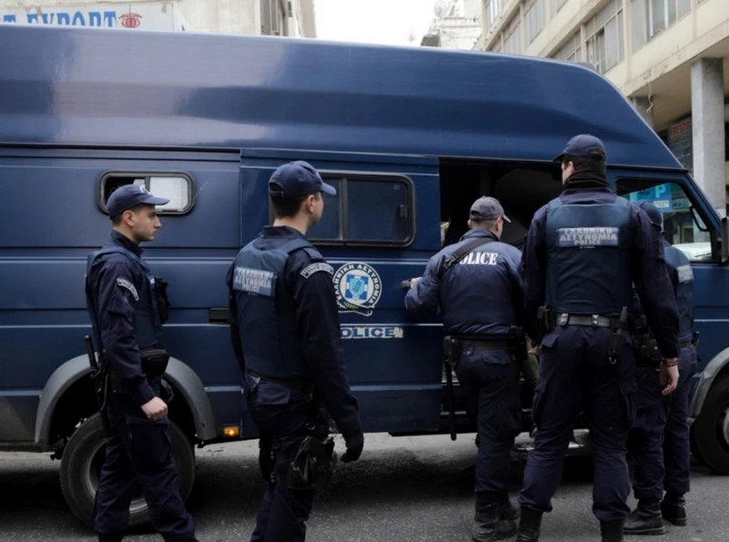 Συλλήψεις επί του ΠΑΘΕ στη Μαγνησία για παράνομη μεταφορά 7 μεταναστών