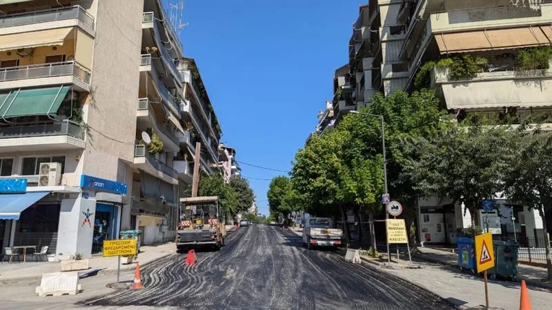 Εργασίες ασφαλτόστρωσης στην οδό Θέτιδος από τη ΔΕΥΑΛ