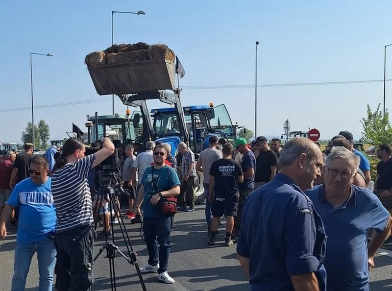 Οι αποζημιώσεις για τις πλημμύρες... βγάζουν τρακτέρ σε Φάρσαλα και Πλατύκαμπο