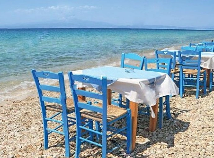 Συλλήψεις για τραπεζοκαθίσματα σε παραλίες της Σκιάθου