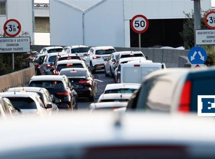 Φωτιά σε εν κινήσει όχημα στην Αττική Οδό