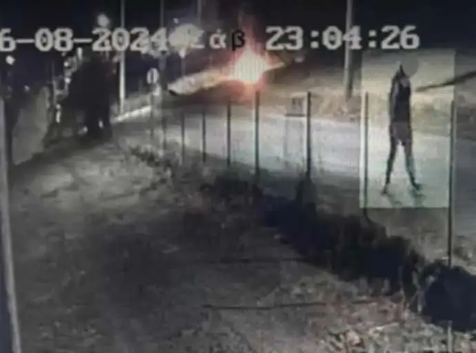 Φωτιά στη Βάρη: Φωτογραφία ντοκουμέντο με τον καθηγητή που συνελήφθη για εμπρησμούς