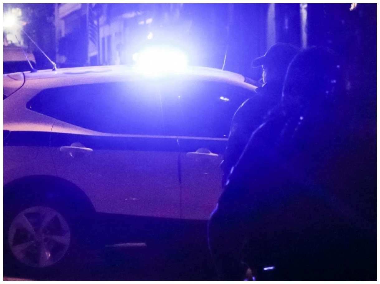 Ανδρας πεταξε μολότοφ από το μπαλκόνι του σπιτιού του στη Νέα Ιωνία και απειλεί να αυτοκτονήσει