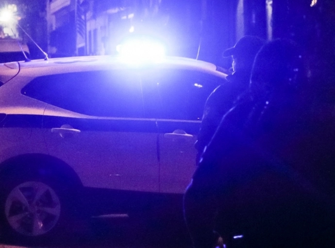 Ανδρας πεταξε μολότοφ από το μπαλκόνι του σπιτιού του στη Νέα Ιωνία και απειλεί να αυτοκτονήσει
