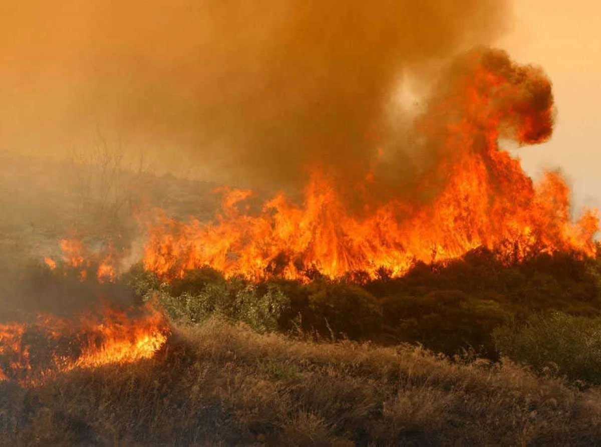 Φωτιά στην περιοχή Πίσσες στη Τζιά, σε δυσπρόσιτο σημείο
