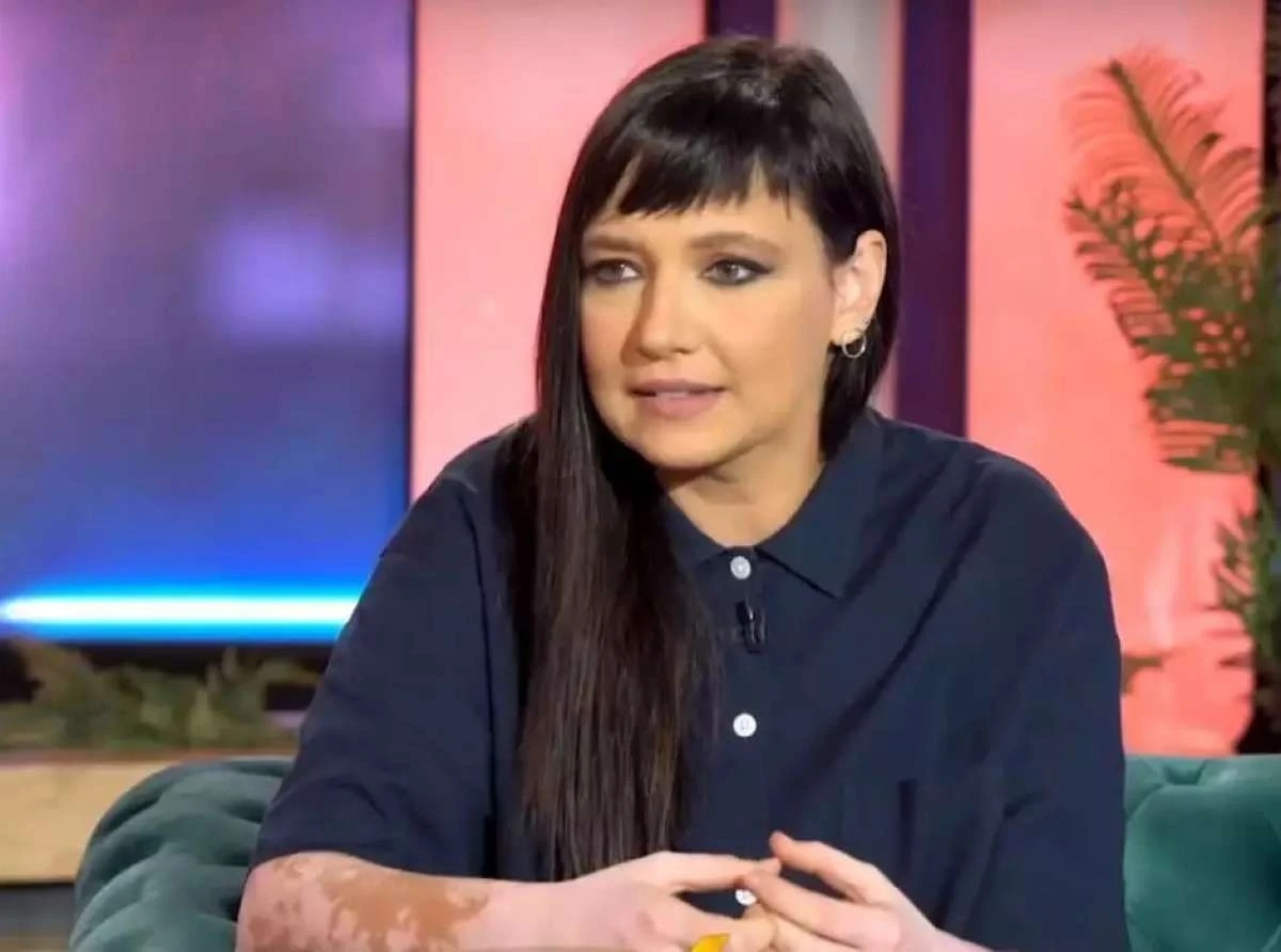 Α.Νέγκα για Σ.Τσιτσιπά: «Κανείς νορμάλ άνθρωπος δεν βρίζει έτσι τους γονείς του – Είναι εξαρτημένος κι ανόητος»