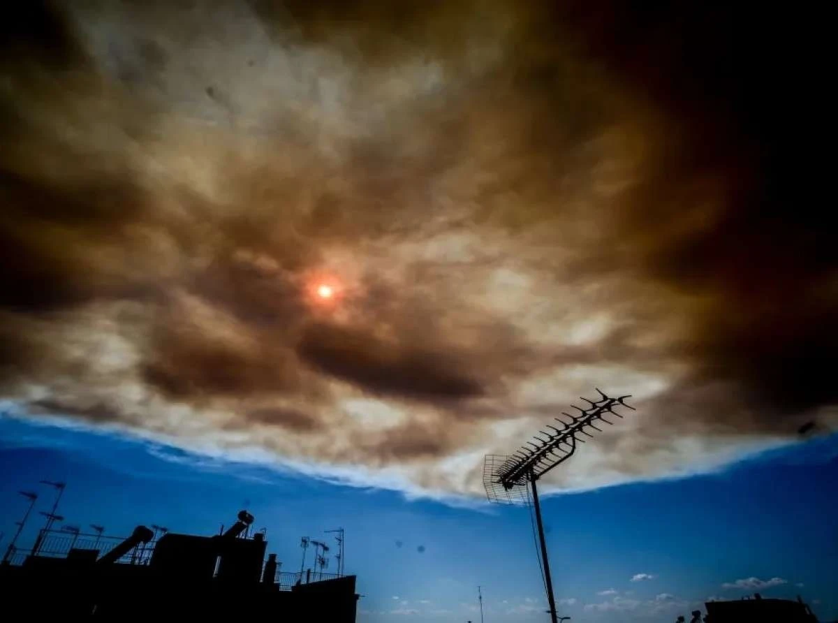 Απόκοσμες εικόνες από τη φωτιά στον Βαρνάβα: Μαύρισε ο Αττικός Ουρανός, σκοτείνιασε η Αθήνα