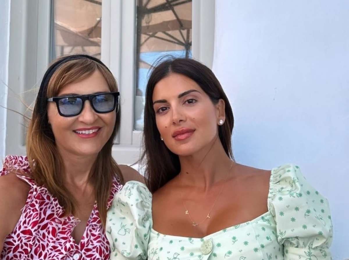 Μάρα Ζαχαρέα - Σταματίνα Τσιμτσιλή: Στην Πάρο με τα ιδανικά floral φορέματα για το καλοκαίρι 2024