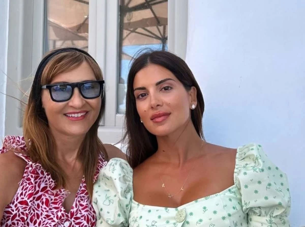 Μάρα Ζαχαρέα - Σταματίνα Τσιμτσιλή: Στην Πάρο με τα ιδανικά floral φορέματα για το καλοκαίρι 2024
