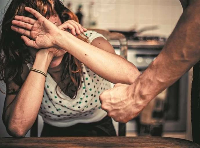 Βόλος | Νέα αναβολή για τη δίκη του ξυλοδαρμού της 30χρονης από τον σύζυγο και τους συγγενείς του