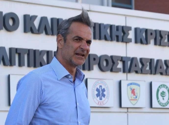 Ικανοποιημένος ο Μητσοτάκης από την πυρόσβεση και το γεγονός ότι έχουν καεί... λιγότερα από 100 σπίτια