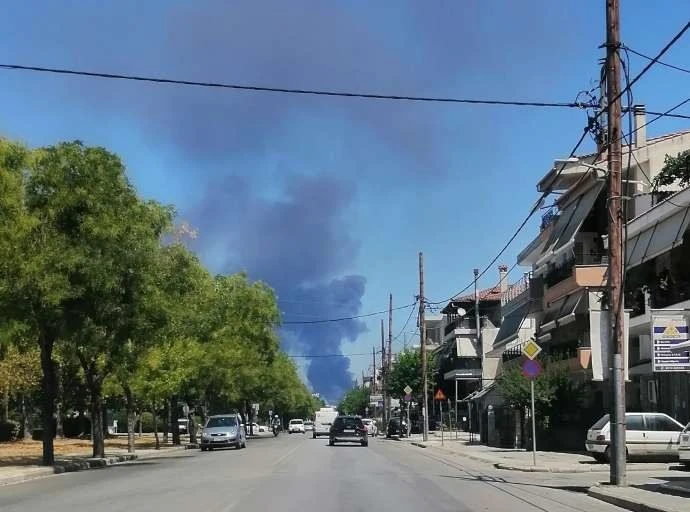 Μαύρος καπνός σκέπασε τη Λάρισα - Που μαίνεται η φωτιά