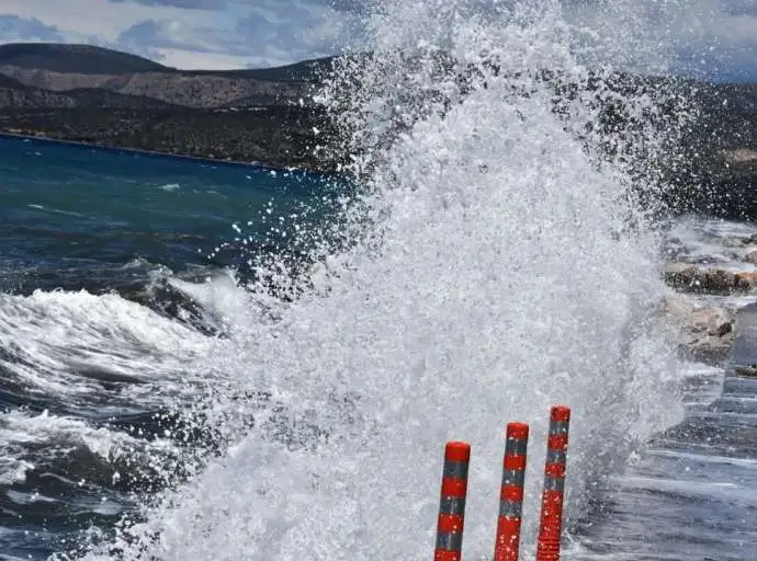 Καιρός Δεκαπενταύγουστου: Ισχυροί βοριάδες, τοπικές μπόρες και 40άρια
