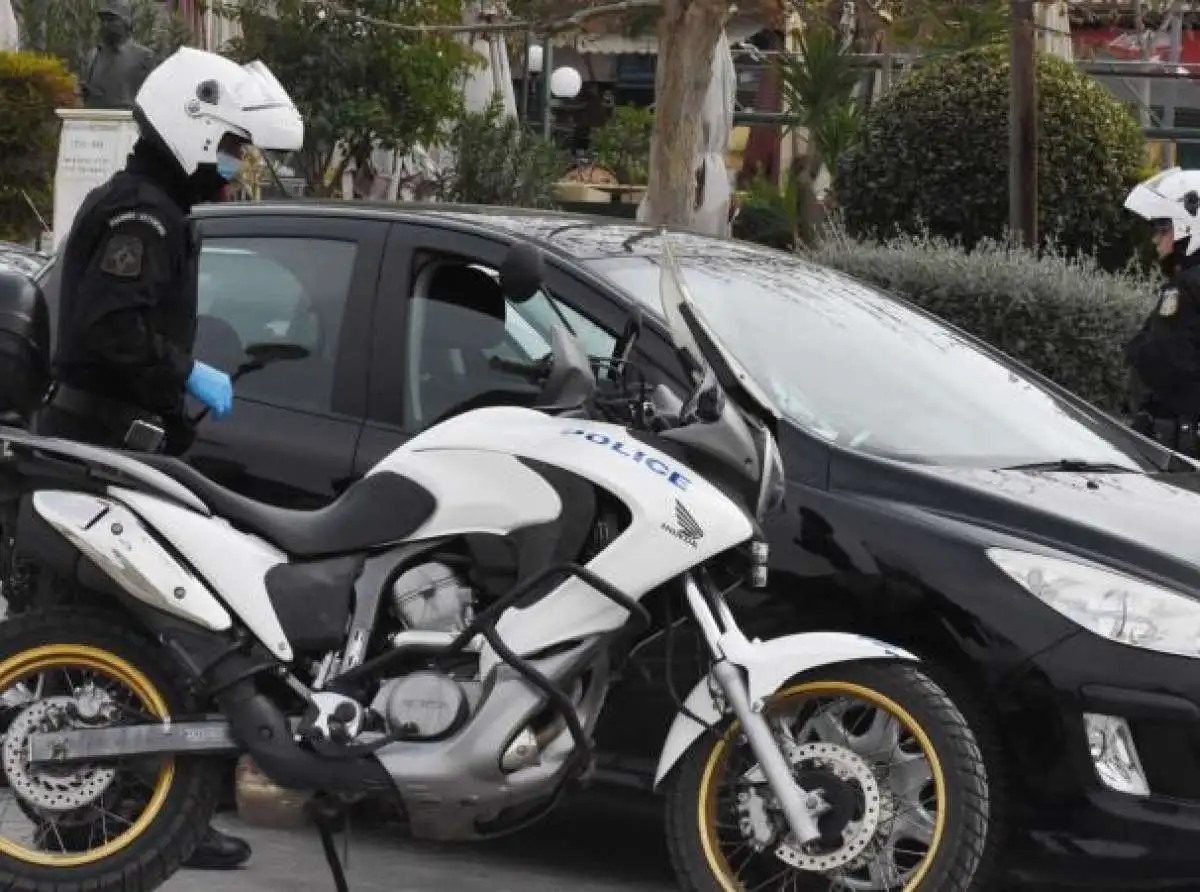 Πήγαν διακοπές με οχήματα σε ακινησία- "Σκανάρισμα" σε λιμάνια και διόδια