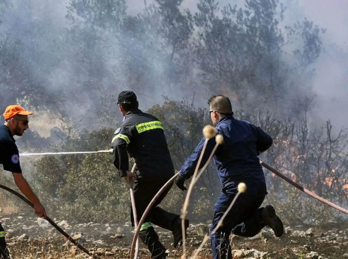 Καιρός: Εκρηκτικό «κοκτέιλ» με 40άρια και 8 μποφόρ -Πολύ υψηλός ο κίνδυνος πυρκαγιάς