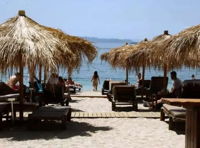 Τέσσερις συλλήψεις για τραπεζοκαθίσματα και "κατάληψη" παραλίας στις Σποράδες