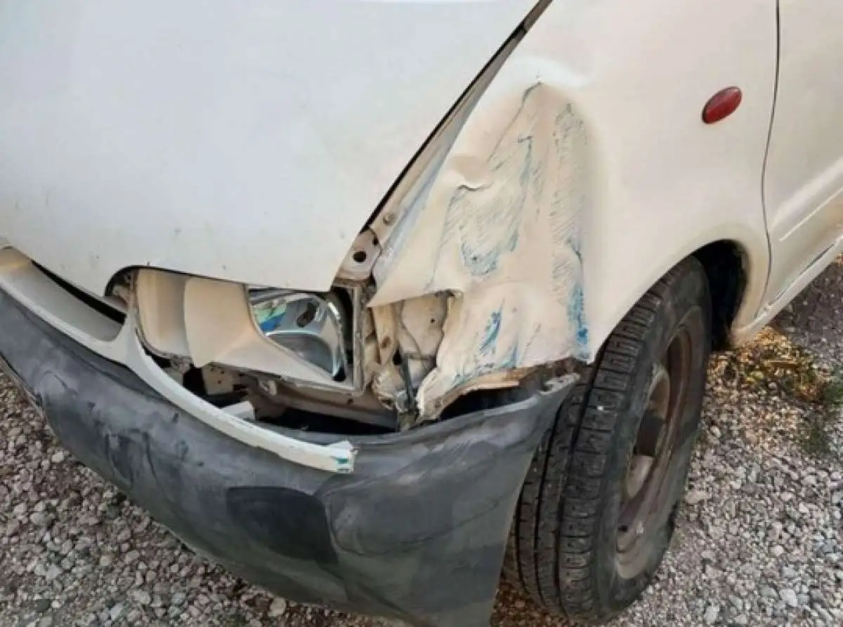 Ακυβέρνητο αυτοκίνητο σταμάτησε στον τοίχο αυλής σπιτιού στη Μάνδρα Λάρισας - Που ήταν... ο οδηγός (ΦΩΤΟ)