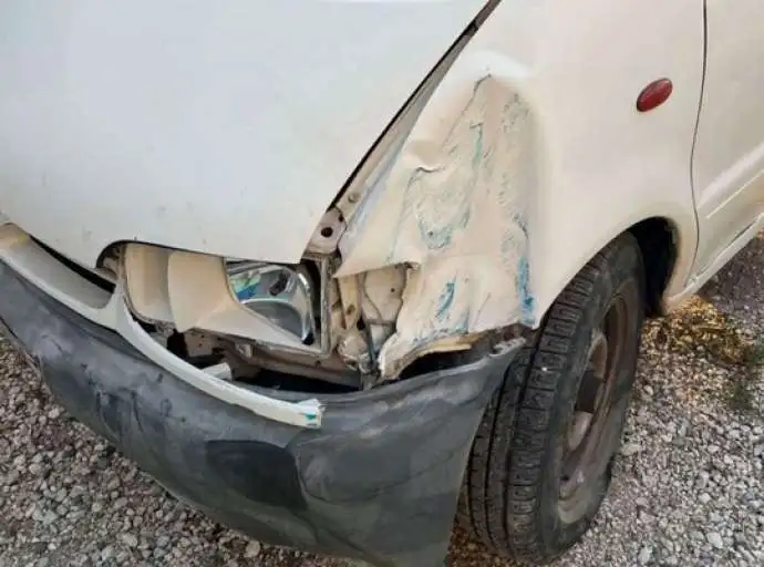 Ακυβέρνητο αυτοκίνητο σταμάτησε στον τοίχο αυλής σπιτιού στη Μάνδρα Λάρισας - Που ήταν... ο οδηγός (ΦΩΤΟ)