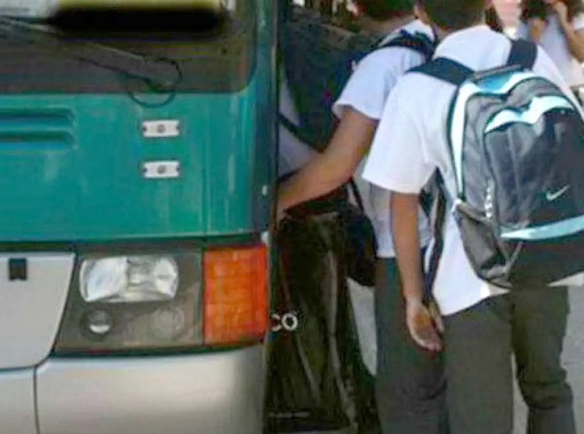 Eλλειψη συνοδών σε μαθητικά δρομολόγια καταγγέλλει η ΛΑΣΥ Θεσσαλίας