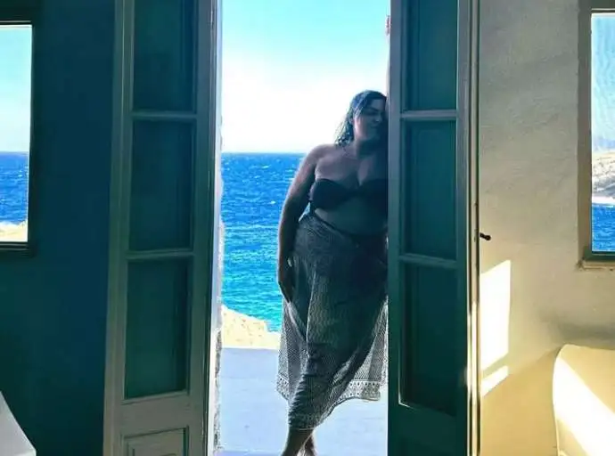 Δανάη Μπάρκα: Η ολόσωμη φωτογραφία με μαγιό από τις διακοπές της