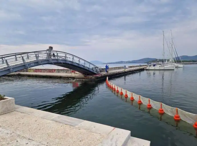 Φόβοι για πλημμύρες λόγω... θυροφράγματος | Πλέγμα ανάσχεσης νεκρών ψαριών στο λιμάνι του Βόλου 