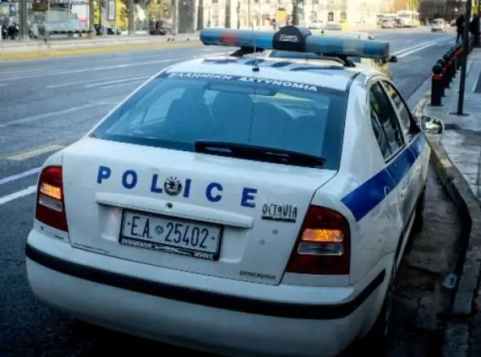 Άγνωστοι πέταξαν πακέτο με χειροβομβίδες κατά αστυνομικών στο Κερατσίνι – Φόβοι ότι είναι παγιδευμένο