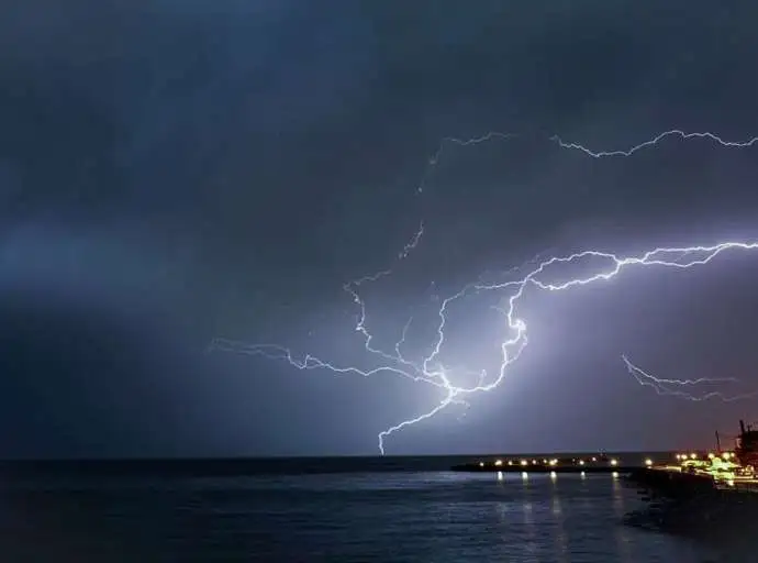Πρωτιά των Σποράδων στα ύψη βροχής - Η νύχτα... μέρα από τους κεραυνούς στις θεσσαλικές θάλασσες