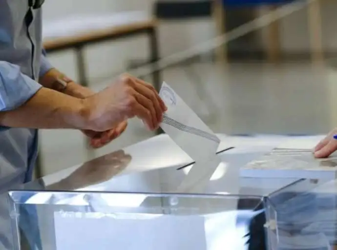 Δημοσκόπηση MRB: Παγιώνεται η οπισθοχώρηση του ΣΥΡΙΖΑ, αμφίρροπη μάχη στις κάλπες του ΠΑΣΟΚ