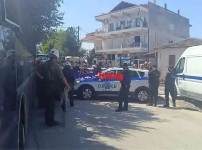 Με έντονες αποδοκιμασίες υποδέχτηκαν τον Μητσοτάκη πλημμυροπαθείς στον Παλαμά Καρδίτσας