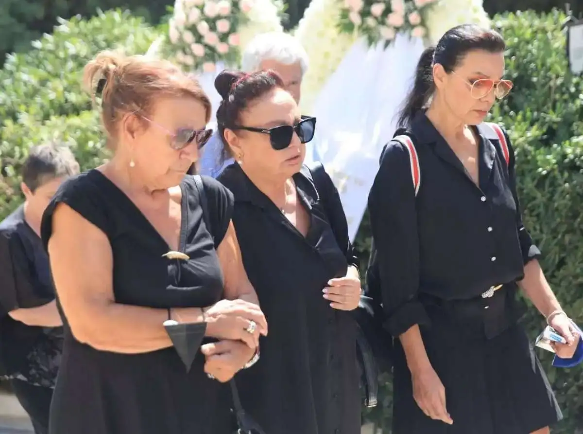 Κηδεία Δάνη Κατρανίδη: Το τελευταίο «χειροκρότημα» στον ηθοποιό – Βαθιά υπόκλιση από τον κόσμο του θεάτρου