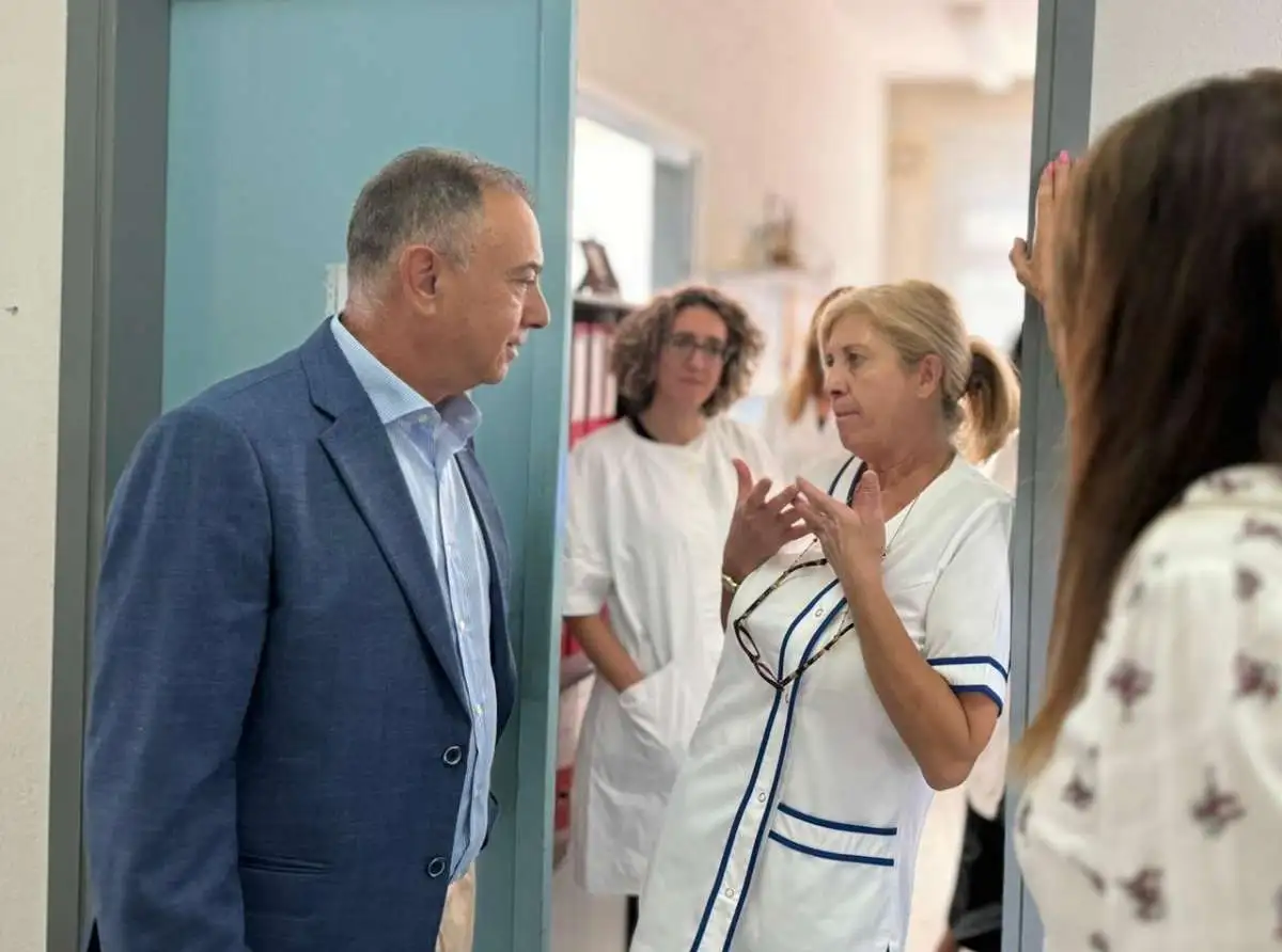 Επίσκεψη Κέλλα στο Κτηνιατρικό Εργαστήριο Λάρισας: Σημαντική η προσφορά των εργαζομένων στη διάγνωση της πανώλης και τον εντοπισμό ζωονόσων