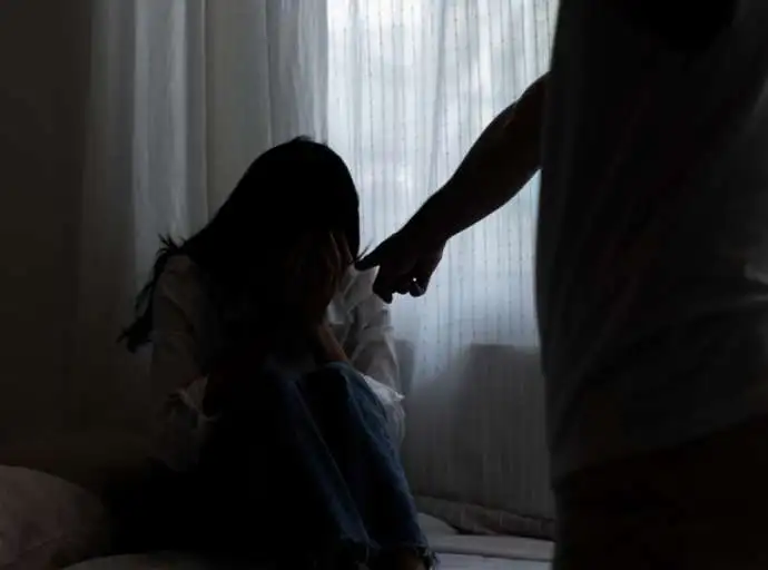 Ηράκλειο: 13χρονη κατήγγειλε τον σύντροφο της μητέρας της για ασέλγεια κι απειλή
