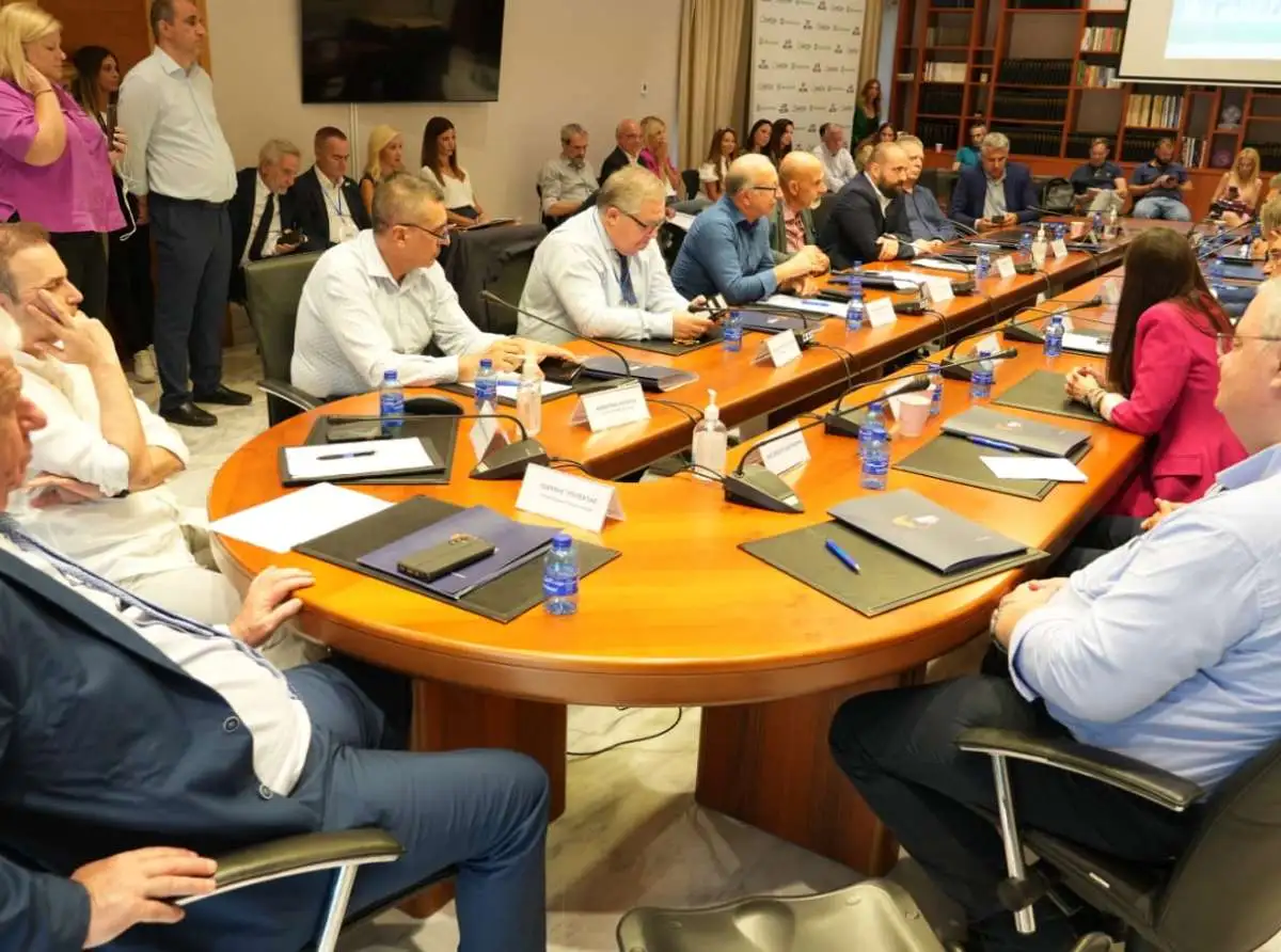 Με τον Κουρέτα η Ένωση Περιφερειών στην κόντρα με τον Μπέο