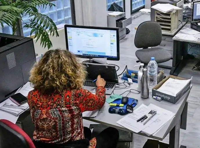 Δημόσιοι υπάλληλοι: Κοροϊδία οι εξαγγελίες για αυξήσεις των μισθών - 20 ευρώ μικτά!