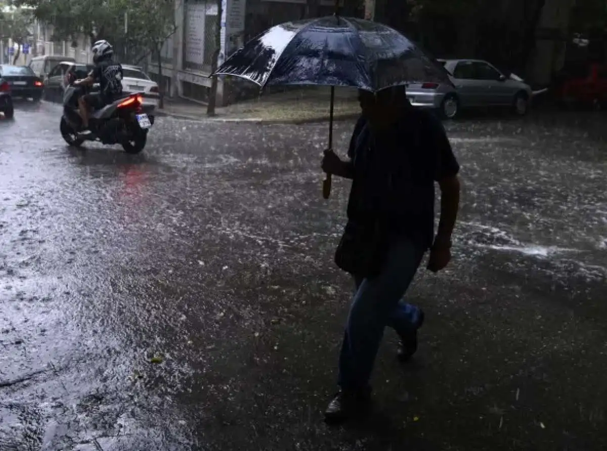 Η πορεία της κακοκαιρίας Atena : Μπαράζ από 112 και στη Λάρισα!!!