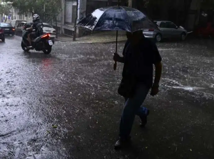 Η πορεία της κακοκαιρίας Atena : Μπαράζ από 112 και στη Λάρισα!!!