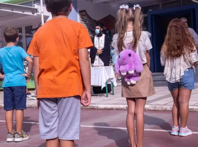 Σχολεία: Ξεκινάνε αύριο - Στην τσάντα τα κινητά, τι ισχύει με τις απουσίες