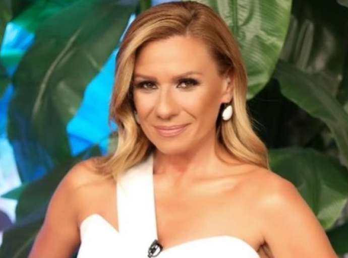 Η Κατερίνα Καραβάτου ποζάρει με τα παιδιά της στην πρώτη τους ημέρα στο σχολείο