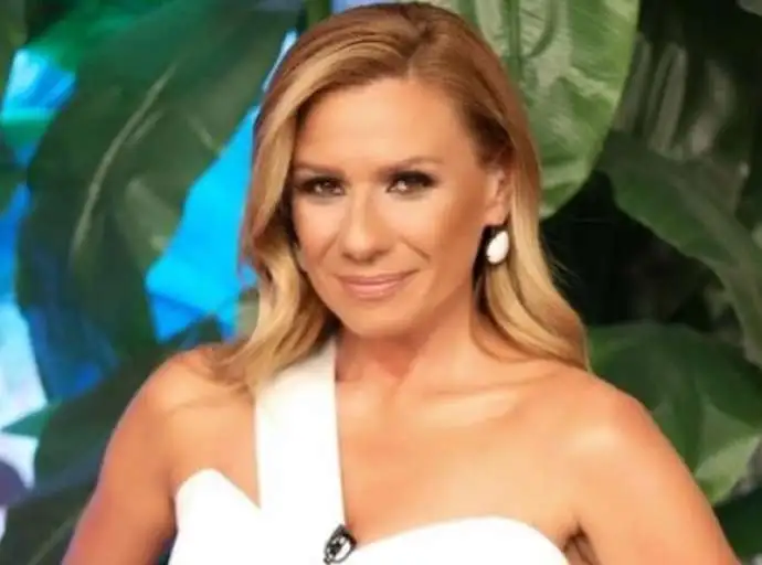 Η Κατερίνα Καραβάτου ποζάρει με τα παιδιά της στην πρώτη τους ημέρα στο σχολείο