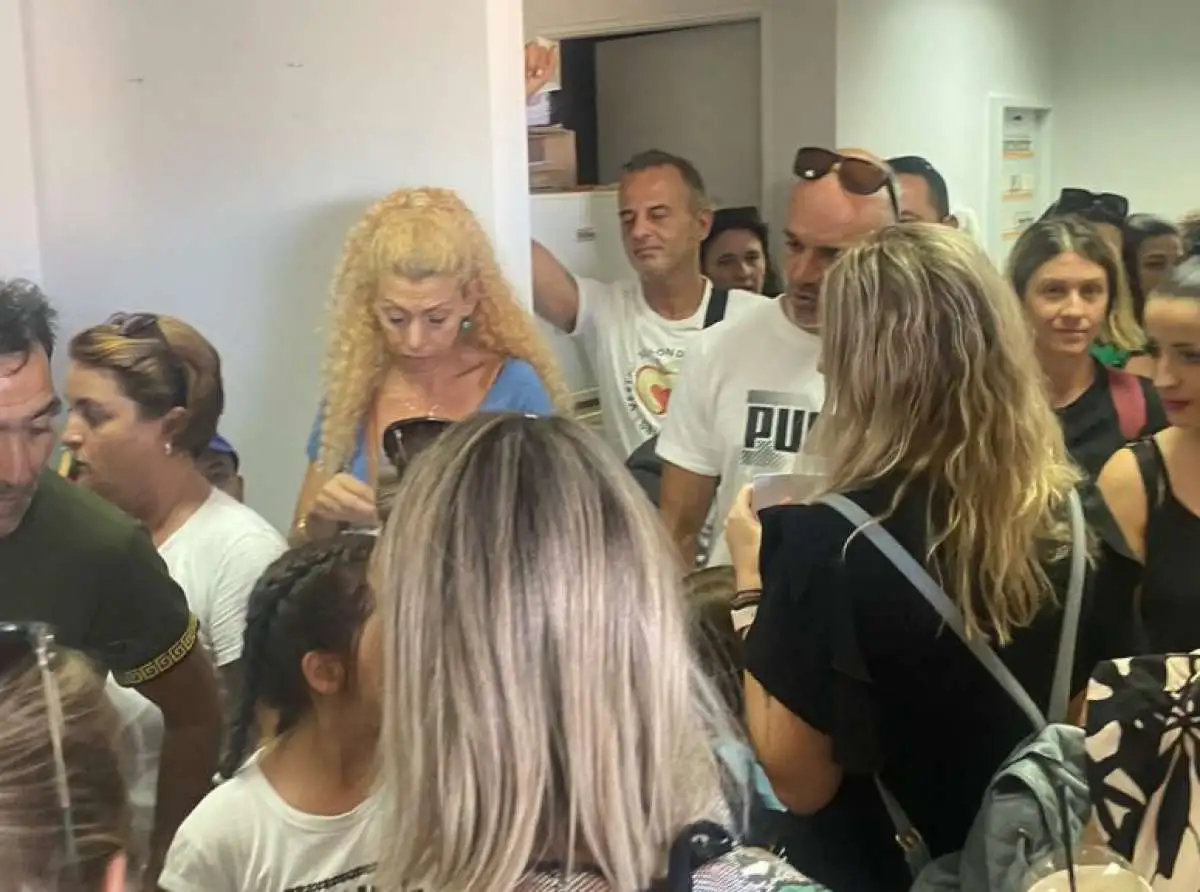 Με προβλήματα η επιστροφή στα σχολεία: Μαθητές και γονείς μπλοκάρουν τον αγιασμό για τις συγχωνεύσεις τμημάτων