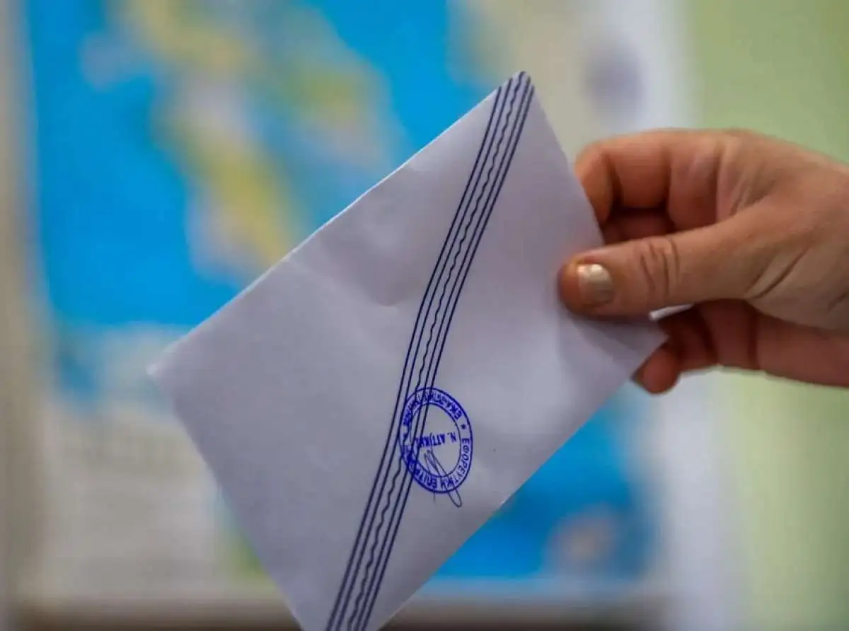 Δημοσκόπηση: Πρώτη η ΝΔ, τέταρτος ο ΣΥΡΙΖΑ - Οι ανατροπές στα κόμματα και οι συσπειρώσεις