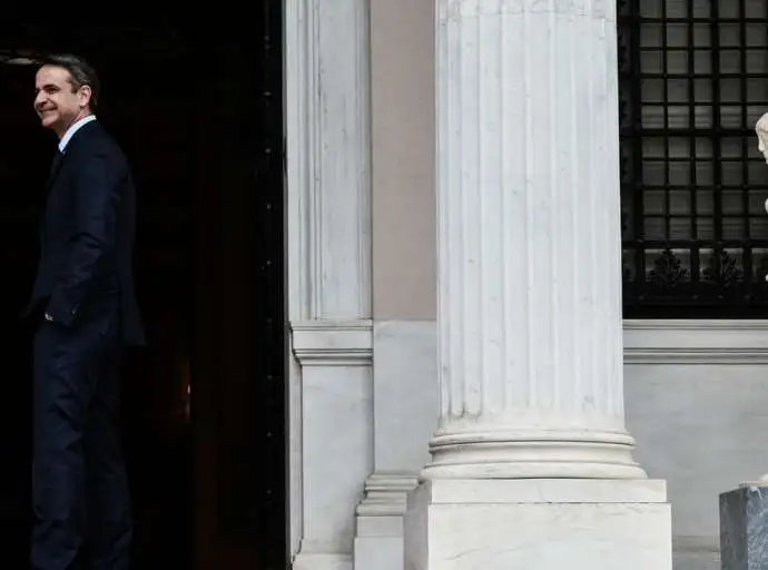 Το Μαξίμου «διαβάζει» τις δημοσκοπήσεις – Η σταθερή πρωτιά της ΝΔ, η κατάρρευση του ΣΥΡΙΖΑ και η παγίωση του ΠΑΣΟΚ στη 2η θέση