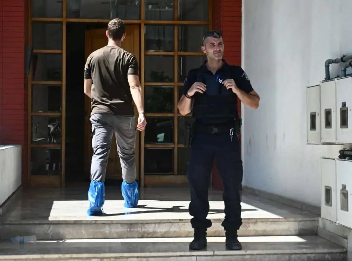 Άνδρας βρέθηκε νεκρός μέσα στο σπίτι του στη Νέα Σμύρνη στην οδό Παλαιολόγου. Τι λένε οι νέες πληροφορίες.