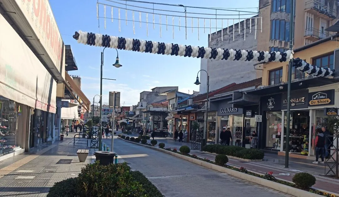 Ανοικτά με εορταστικό ωράριο τα καταστήματα σήμερα στη Λάρισα
