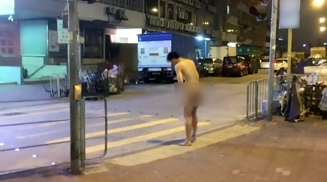 Άνδρας κυκλοφορούσε γυμνόςΆνδρας κυκλοφορούσε γυμνός στην κεντρική πλατεία της Λάρισας
