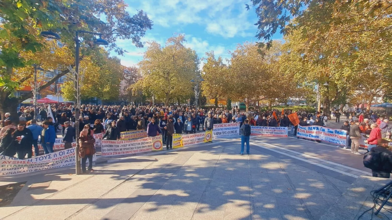 Μαζική η απεργιακή συγκέντρωση στη Λάρισα
