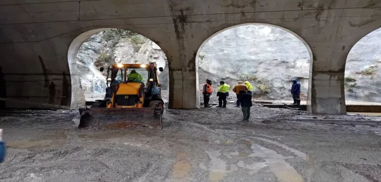 Παραμένει κλειστή παρά τις εκτιμήσεις η σιδηροδρομική γραμμή στα Τέμπη