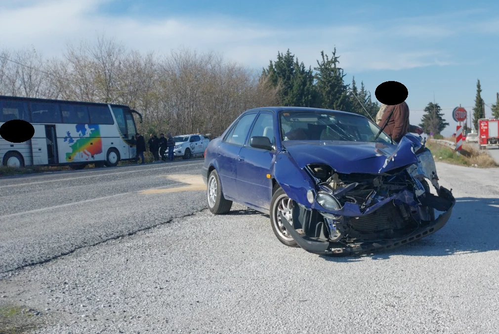 Σφοδρή σύγκρουση Ι.Χ. με λεωφορείο σε είσοδο της Λάρισας
