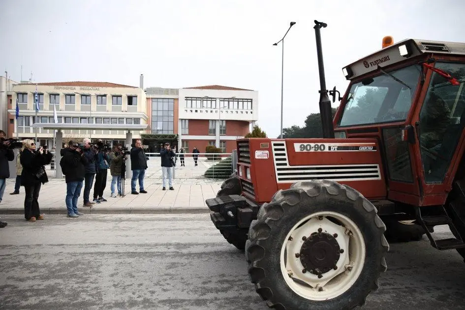 Μεσημέρι στην Περιφέρεια για την ευλογιά, βράδυ στο κέντρο της Λάρισας με τα τρακτέρ...